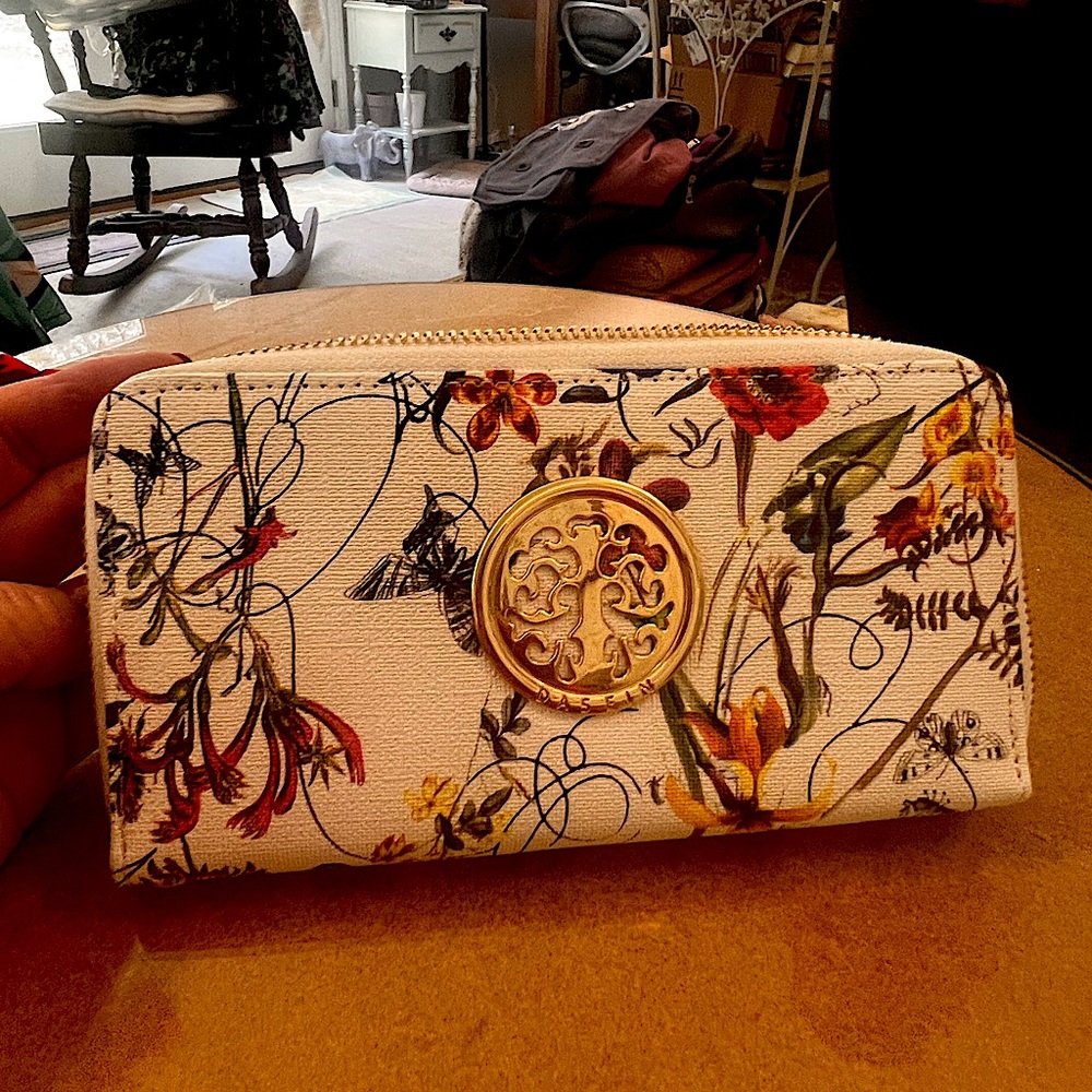 25% off listed price. Women’s flower patterned clutch wallet. Many card slots